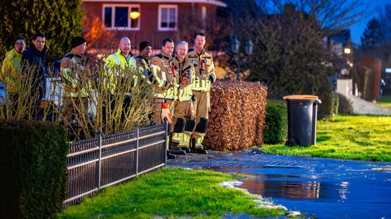 Man merkt dat er geen water uit kraan komt en ziet straat blank staan