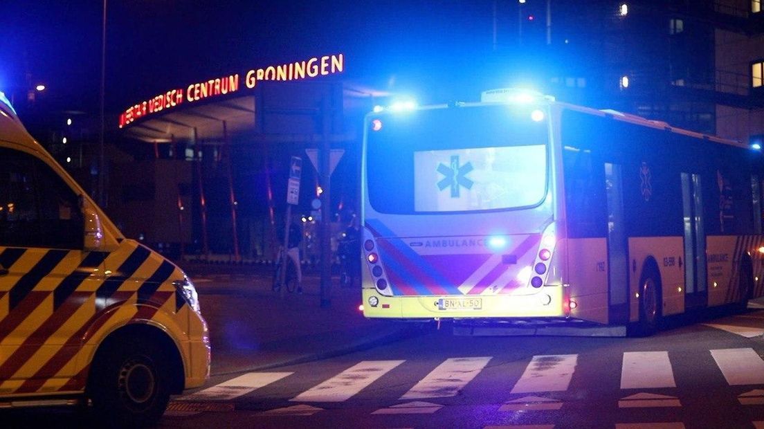 Een Ambulancebus bracht vrijdagavond al zes coronapatiënten naar het UMCG in Stad.