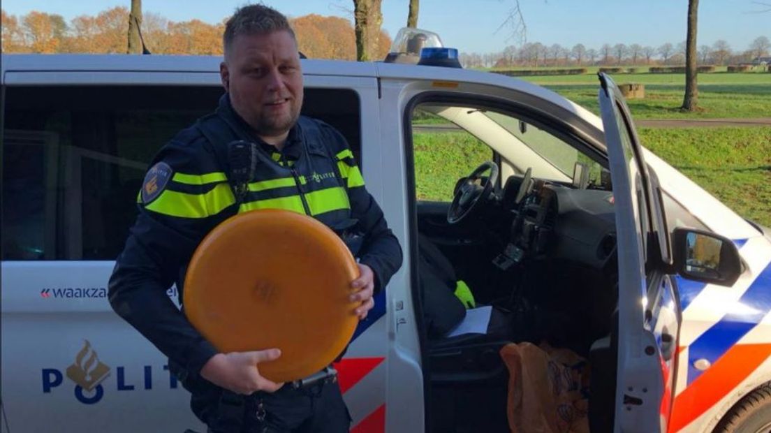 Wijkagent komt een van de gestolen kazen terugbrengen