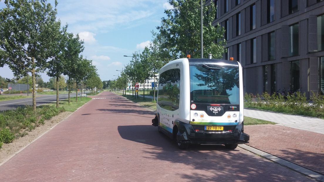 De WEpod, het zelfrijdende wagentje dat sinds een paar maanden op de campus van de universiteit in Wageningen rijdt, gaat binnenkort de openbare weg op. Woensdag mochten omwonenden op het nieuwe traject kennis komen maken met het nieuwe vervoersmiddel.