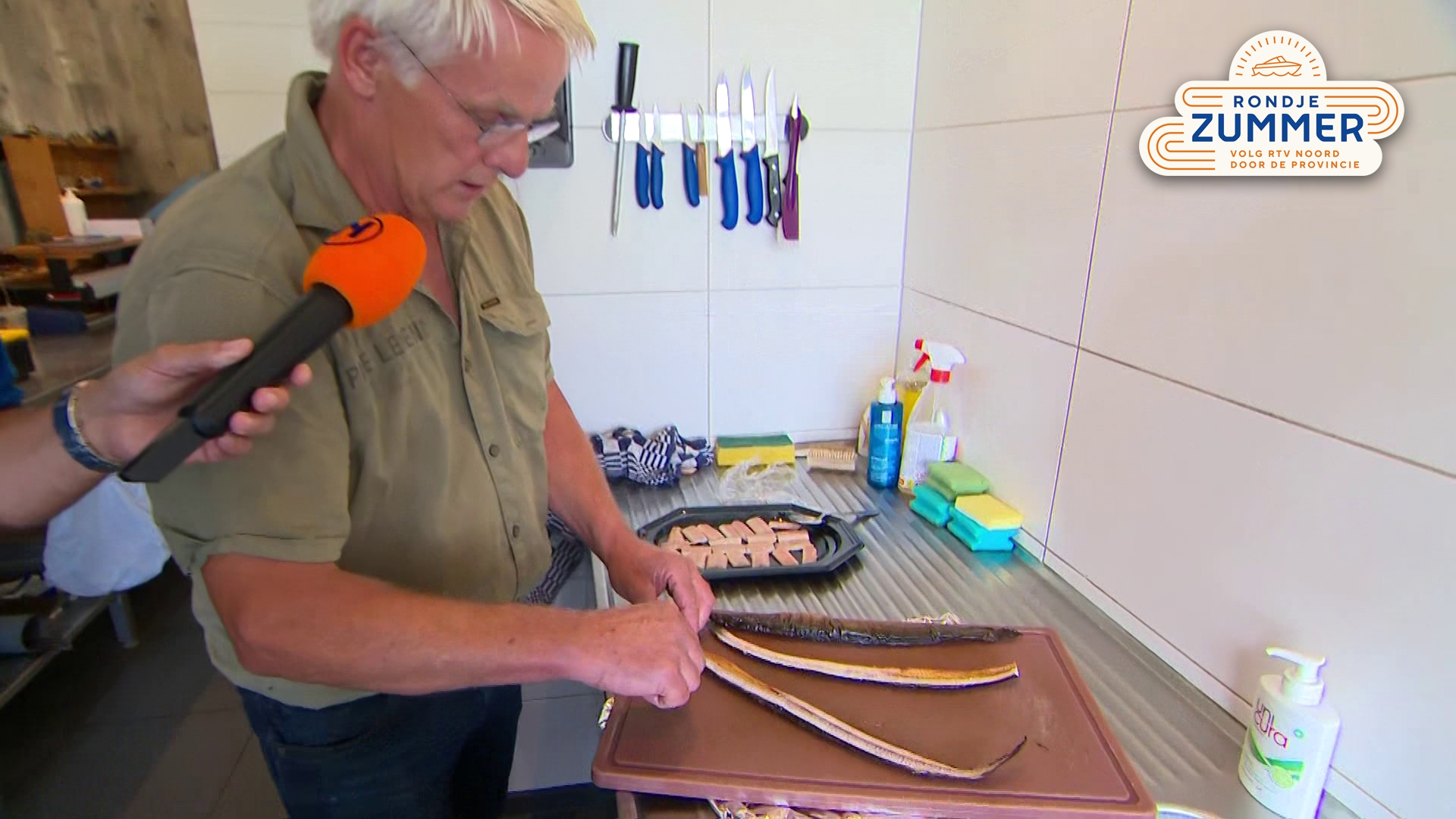 Palingroker Mans Vos laat zien hoe een paling gefileerd moet worden