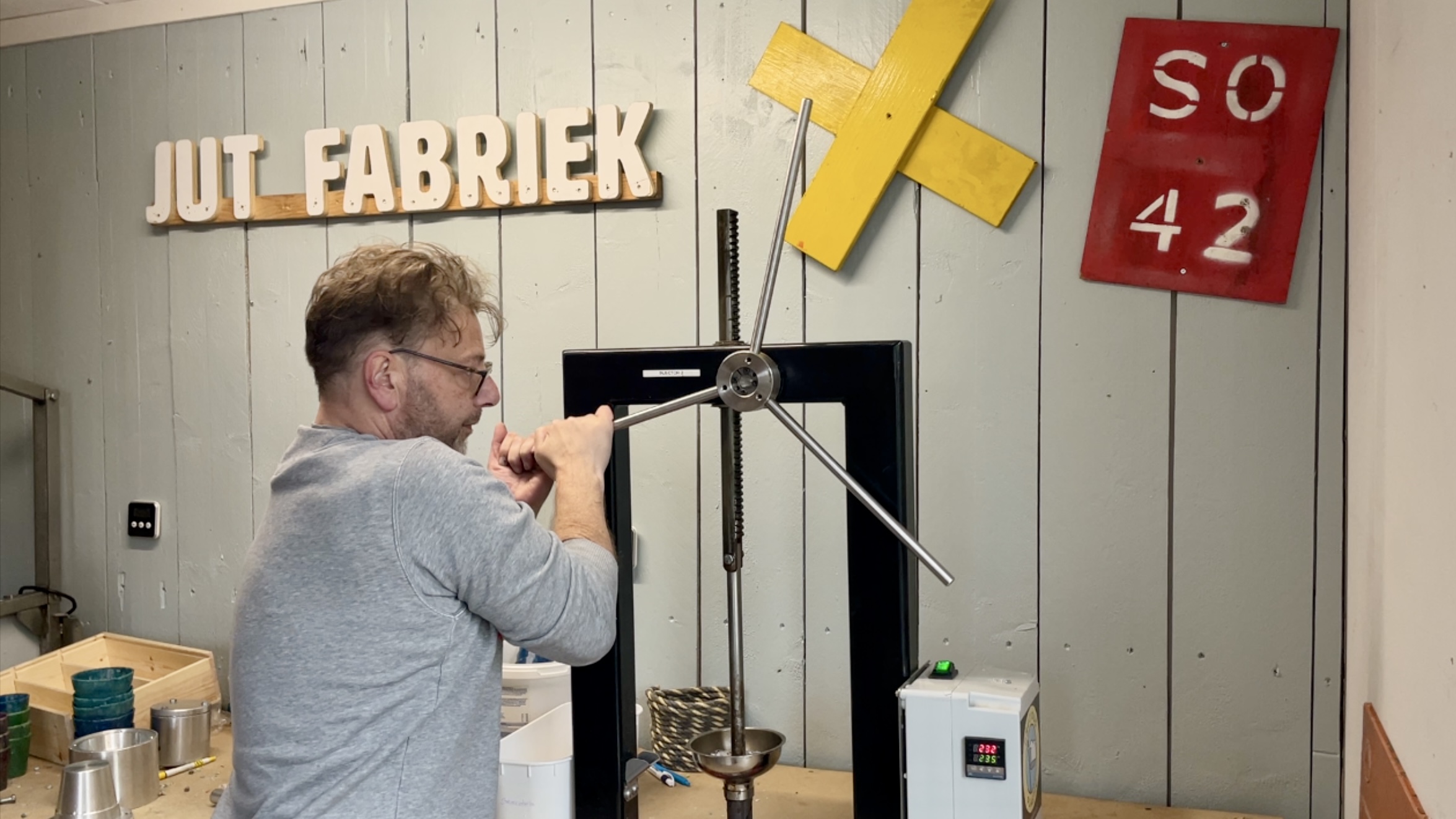 Op Skylge jout De Jutfabriek plestik rommel in nij libben: "We kunnen er nog veel mee"