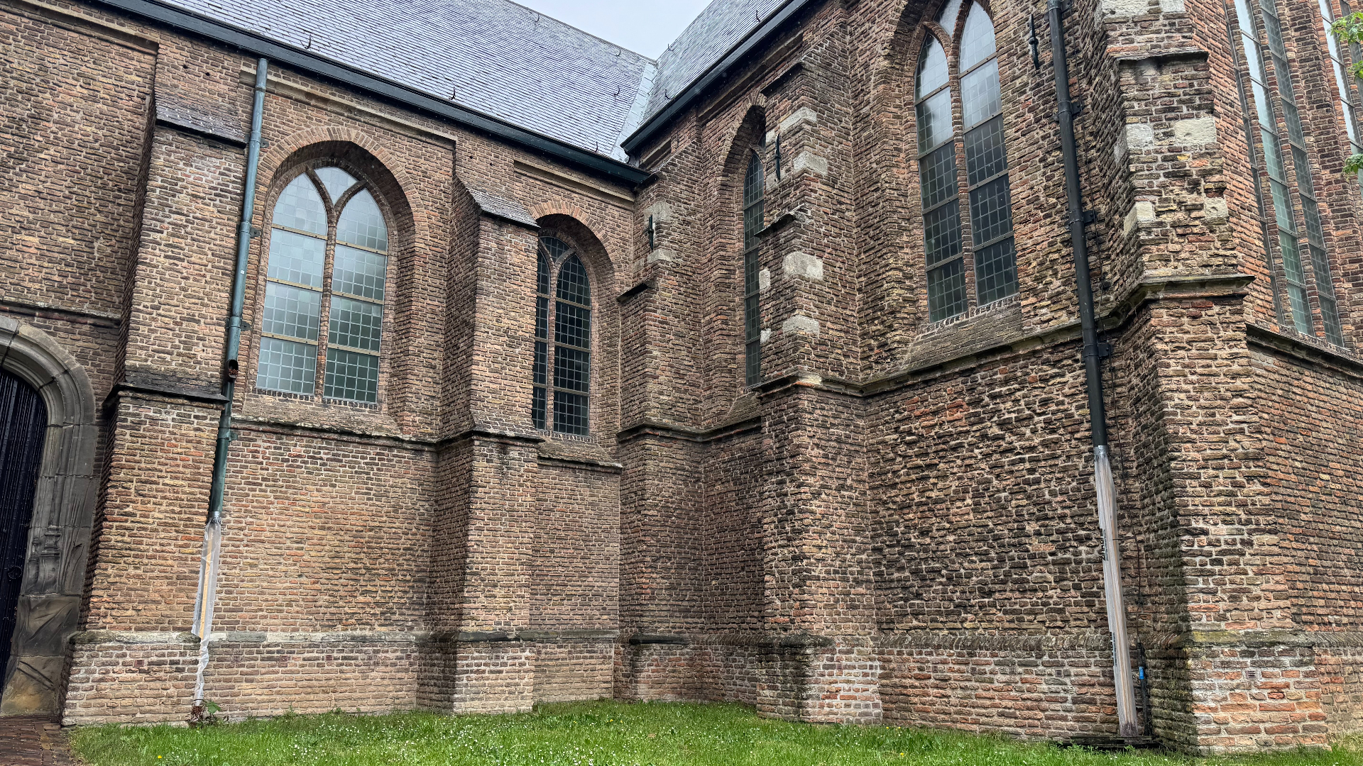 Twee van de vijf regenpijpen van de Dorpskerk in Spijkenisse waar een deel van is gestolen.