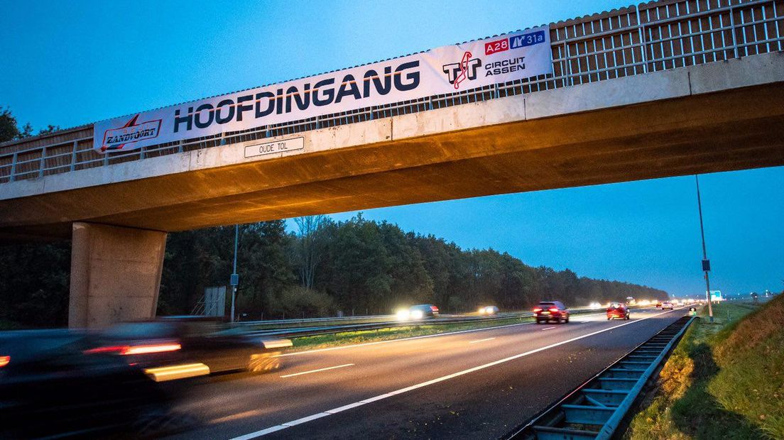 Het spandoek is opgehangen door ondernemers uit het Noorden (Rechten: Marcel J. de Jong)