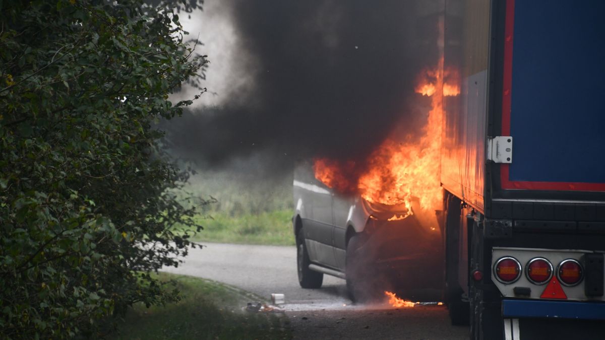 Brand na botsing tussen vrachtwagen en bestelbus Borssele