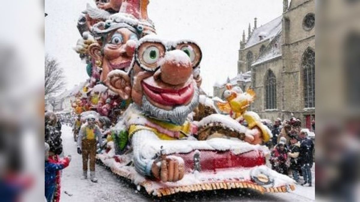 'Ingesneeuwde' carnavalswagens brengen onder bewaking de nacht door op straat