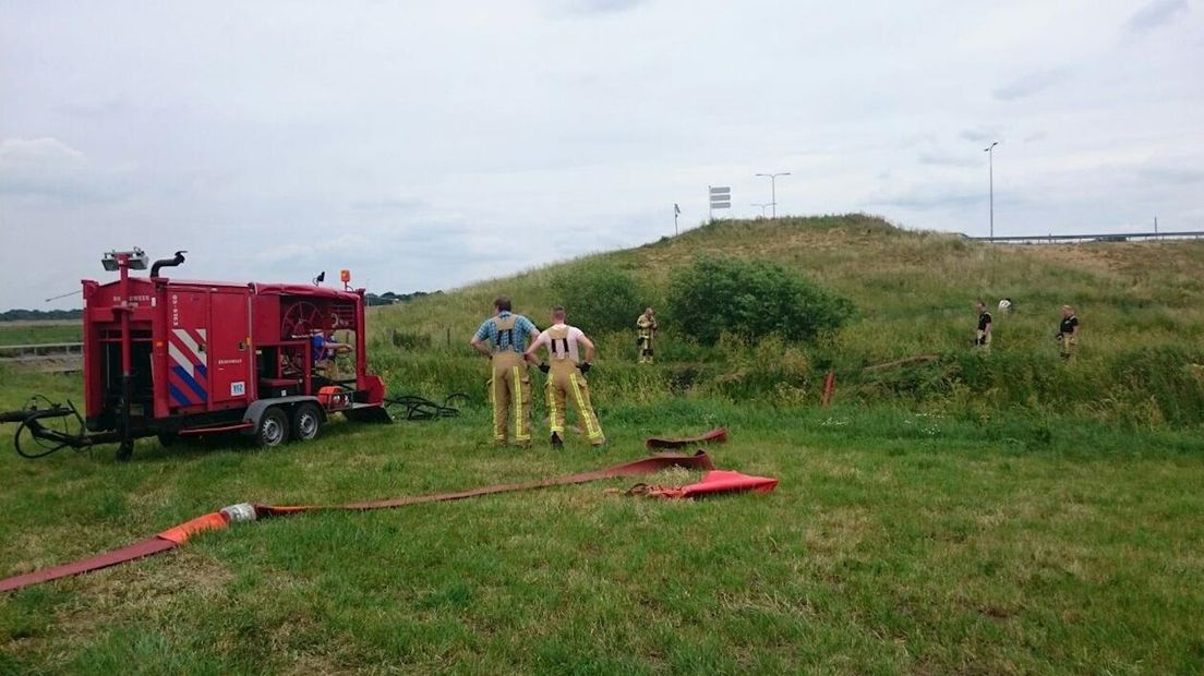 Speciaal watertransport vanaf de N36 naar de brand