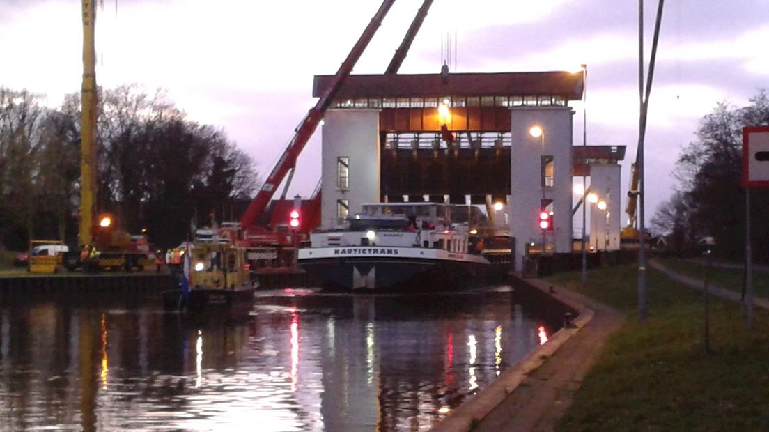 Containerschip bij sluis Eefde