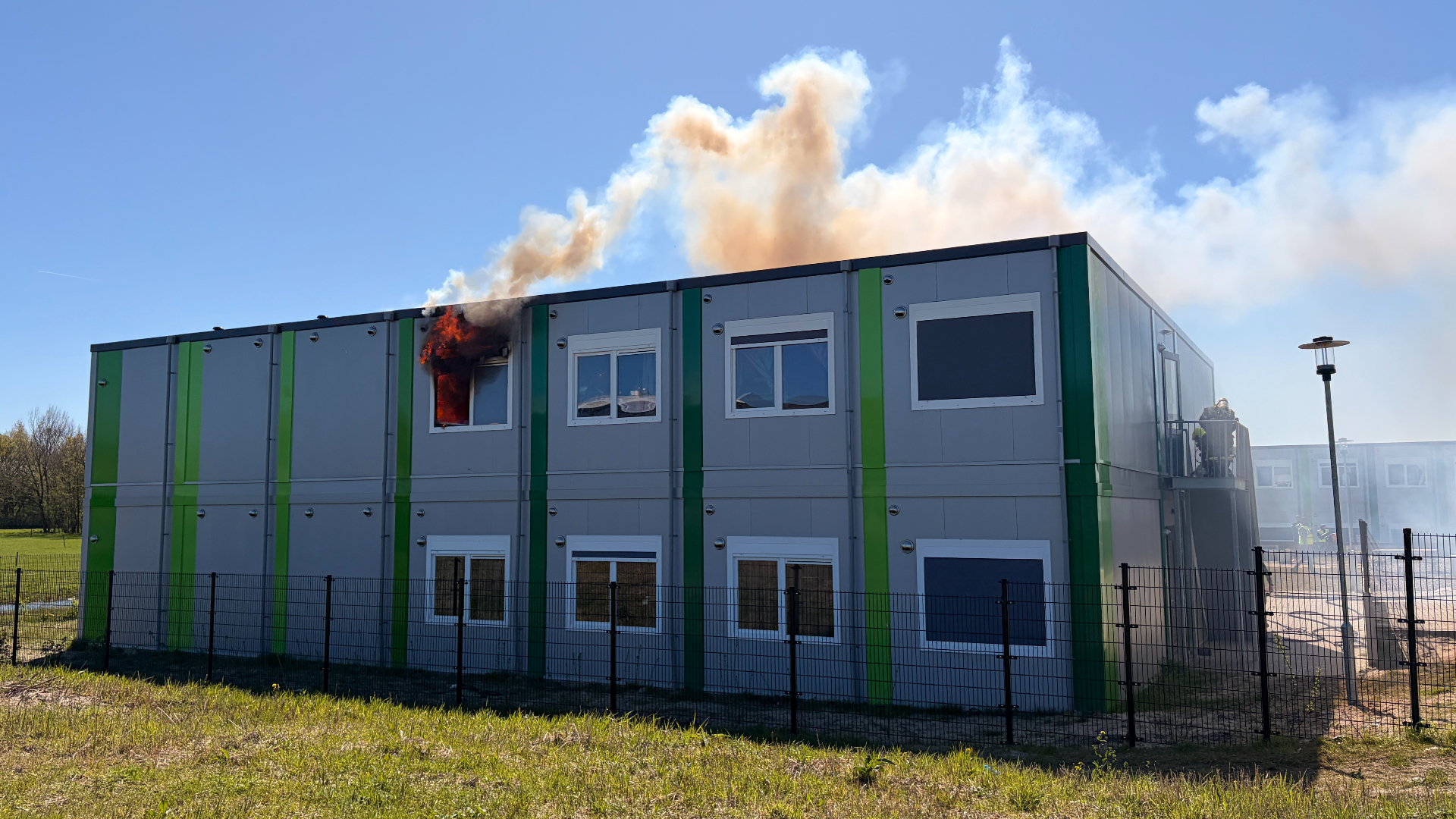 De vlammen sloegen uit het gebouw.