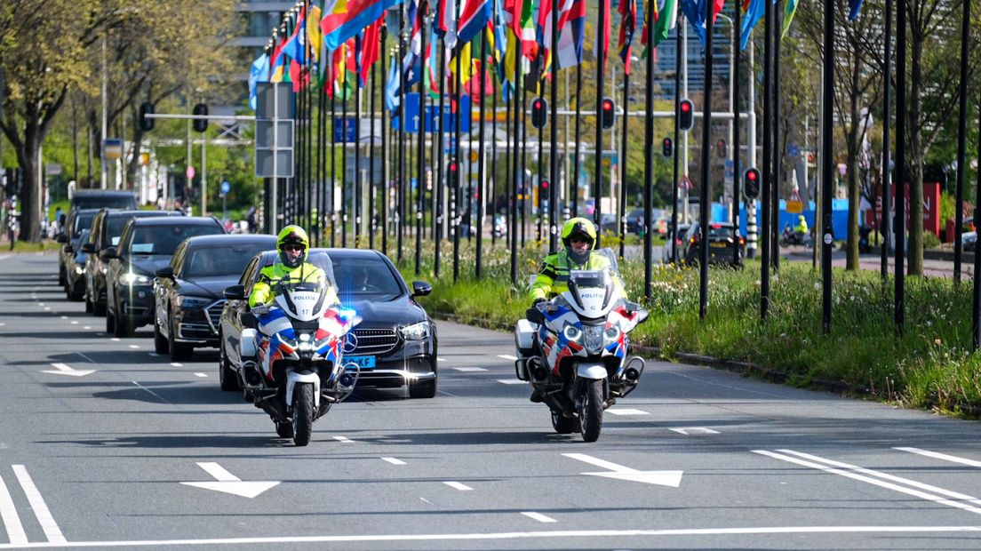 President Zelensky rijdt met zijn gevolg door de straten van Den Haag
