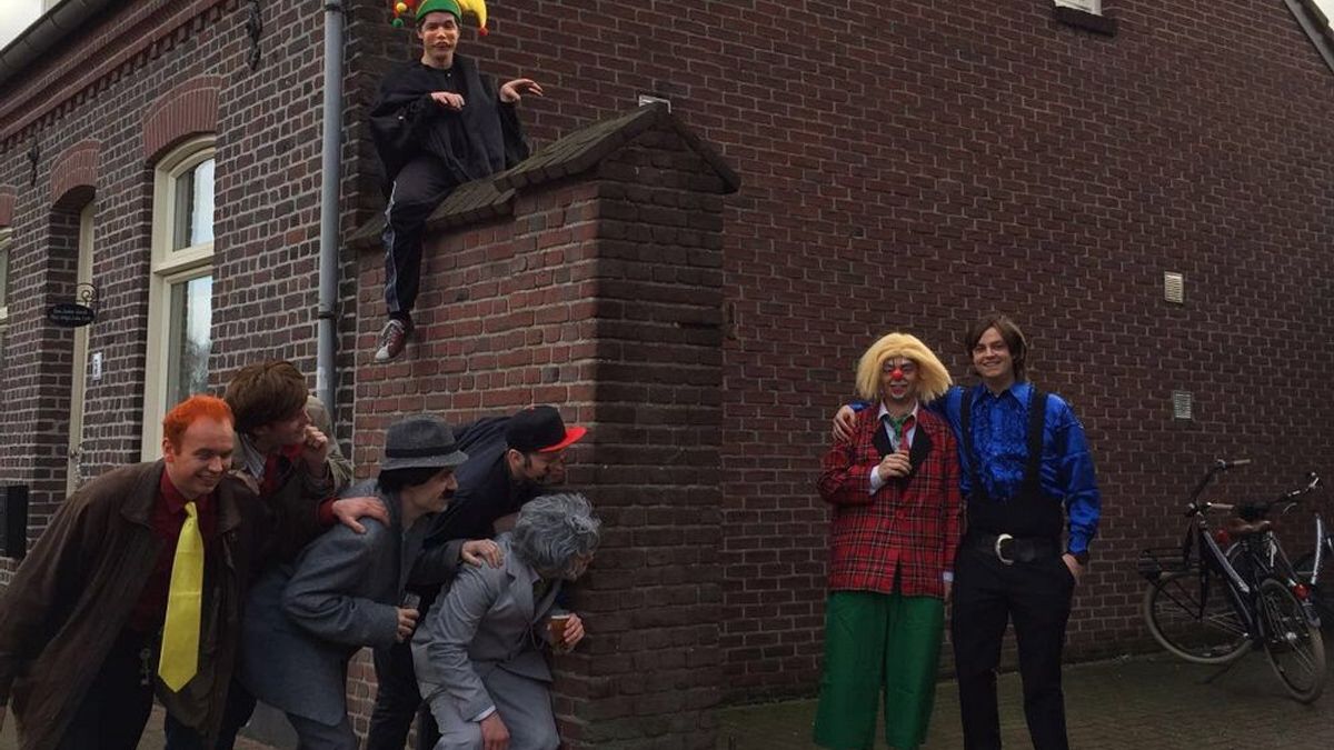 Hout-Blerickenaren veroveren internet met carnavalsoutfit