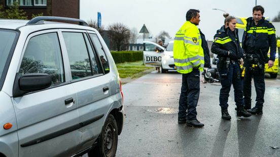 Scooterrijdster gewond na aanrijding in Emmen. Scooterrijdster gewond na aanrijding in Emmen.
