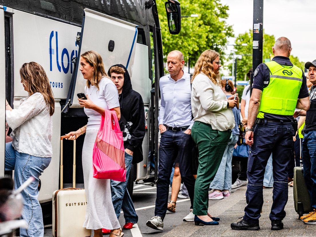 NS zet bussen in op station Dordrecht.