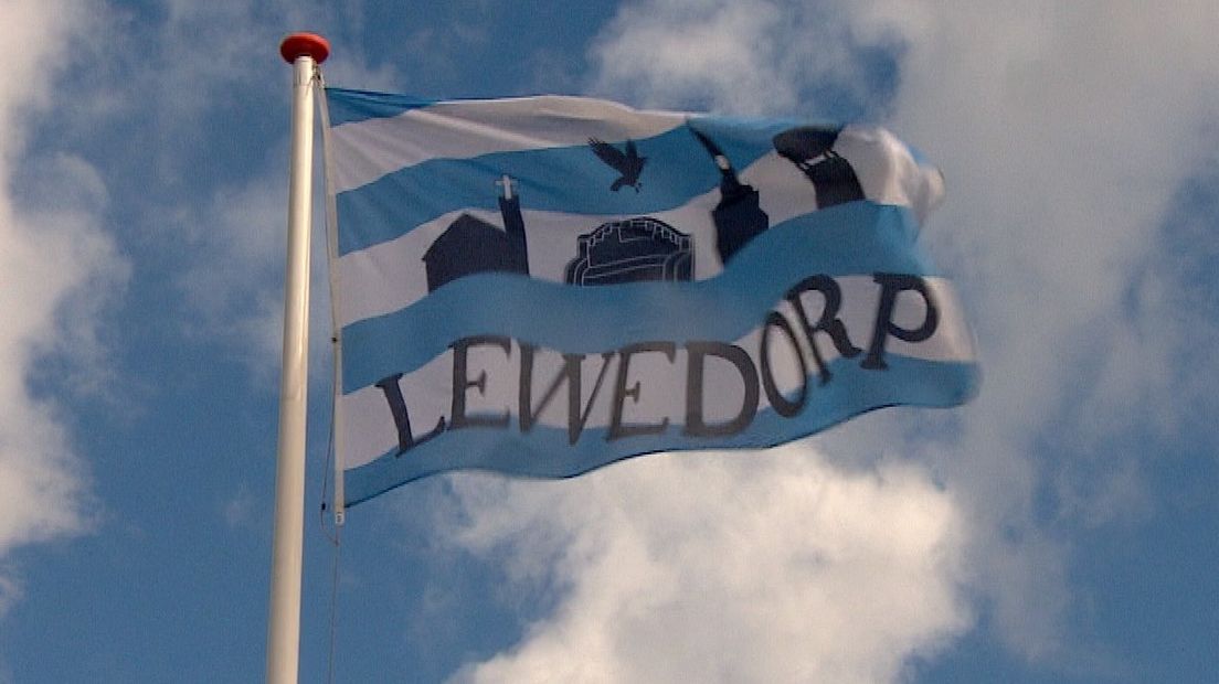 Lewedorp hangt de (eigen) vlag uit, mét typisch Lewedorpse blikvangers