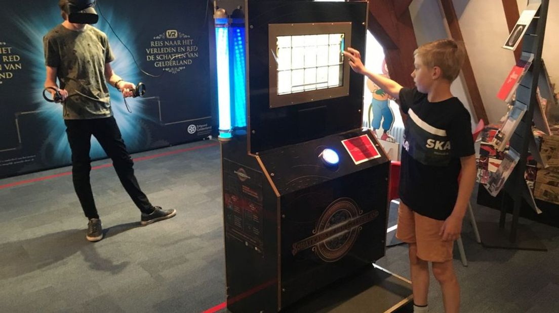 Jasper en Stan spelen de VR-game