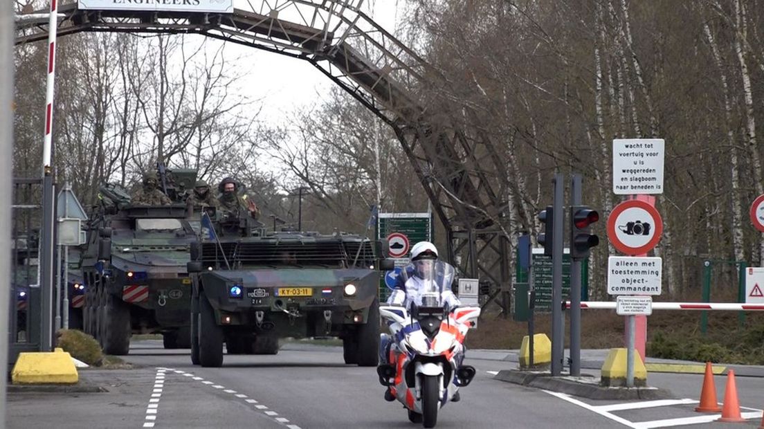 De militaire colonne vertrekt vanaf de Prinses Margriet Kazerne in Wezep.