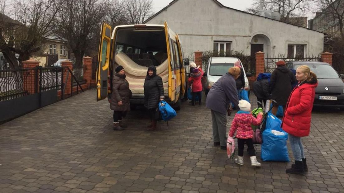 Ingezamelde spullen worden uitgedeeld in Oekraïne