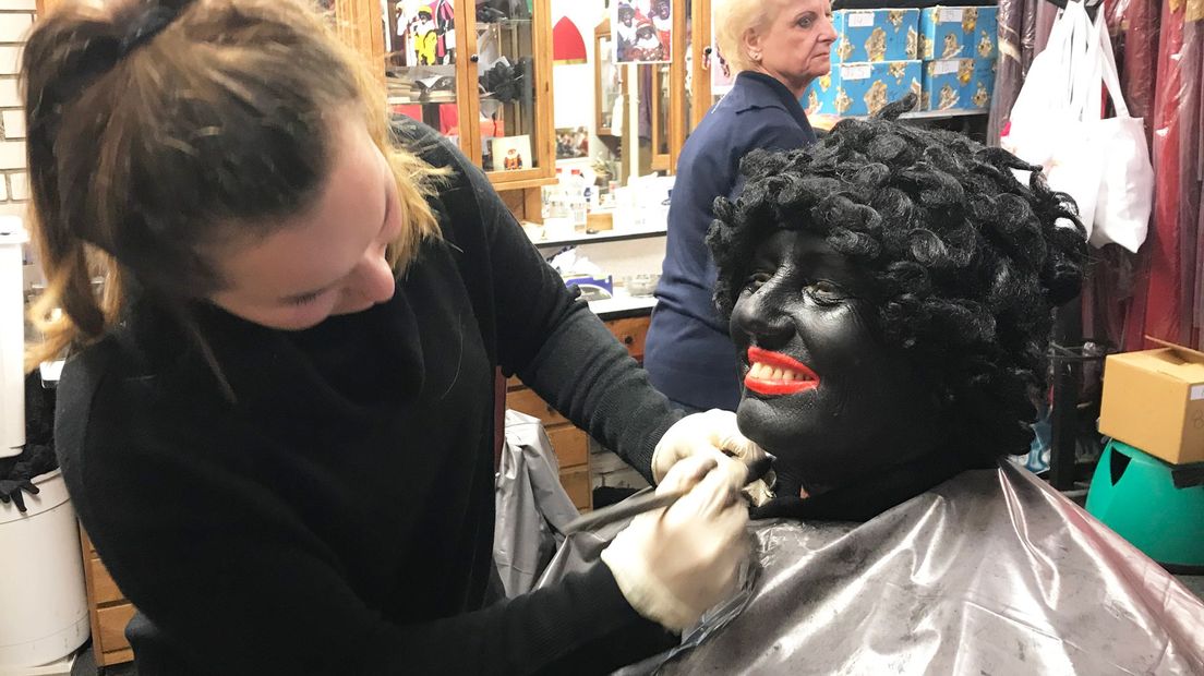 Zwarte Piet wordt geschminkt