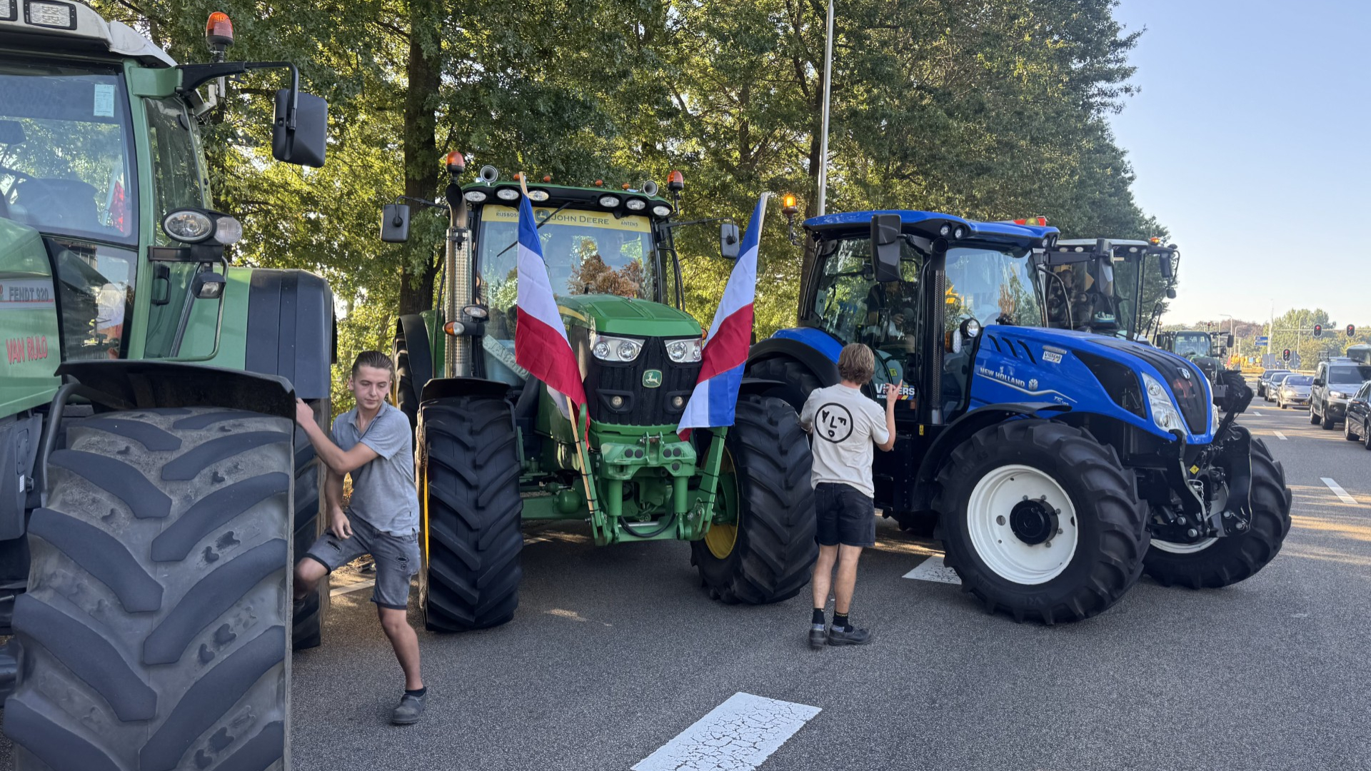 Tientallen Limburgse boeren naar protest intrekken vergunningen