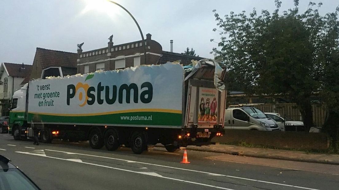 Vrachtwagen te hoog voor viaduct in Hengelo
