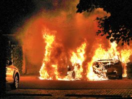 Brand verwoest twee auto's in Meppel
