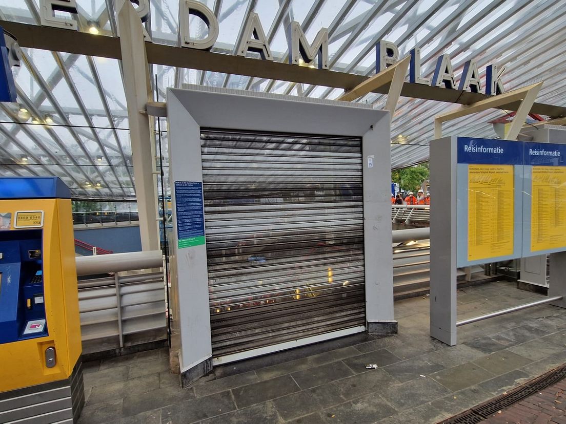 De ingang van NS station Blaak is gesloten.