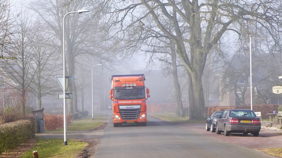 Vrachtverkeer op de Mepperstraat in Meppen.