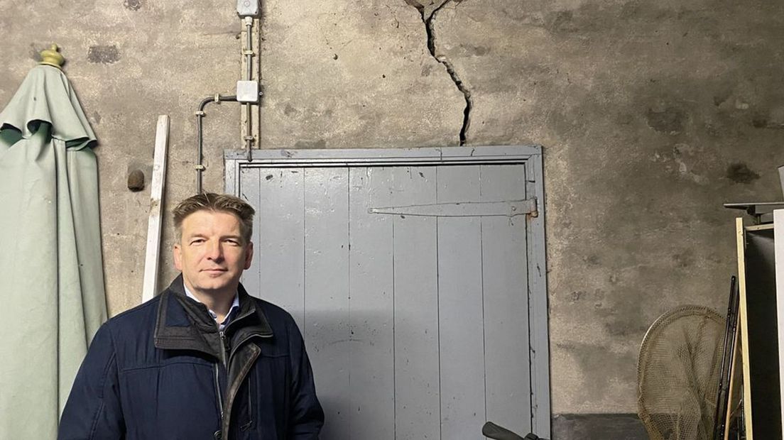 Wisse Hummel in de schuur van de familie Tip waar een grote scheur in zit