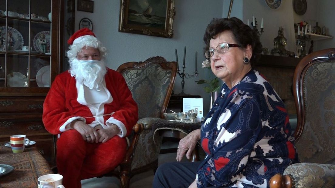 Frederik Bennis van Ouderen Gelderland op bezoek bij Netty van Ingen.