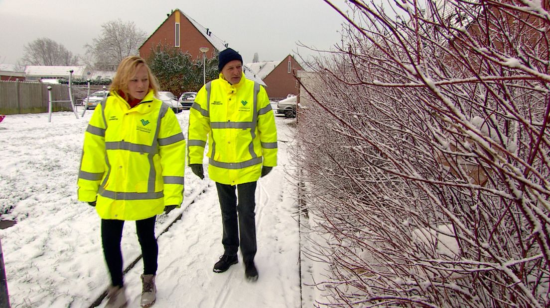 Buurtwacht Shelly Joziasse en coördinator Marco Paulusse doen hun ronde door de wijk en vinden een paar pizzadozen in de struiken