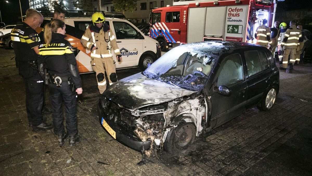 VIDEO | Brand verwoest auto in Arnhem-Zuid