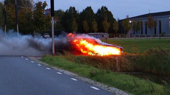 Auto gaat in vlammen op Nieuws