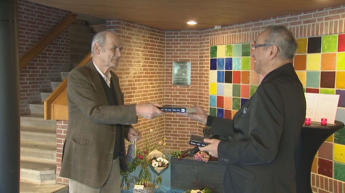 Toenmalig burgemeester James van Lidth de Jeude (links) krijgt het eerste exemplaar