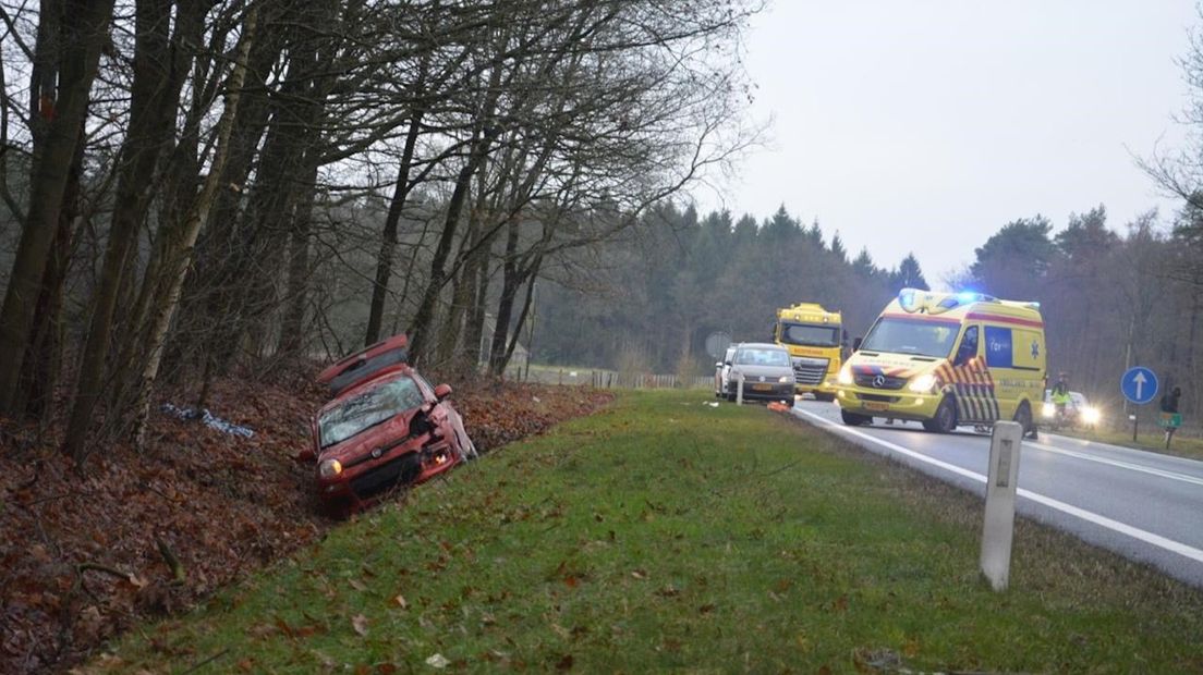 Auto in de sloot bij Diffelen