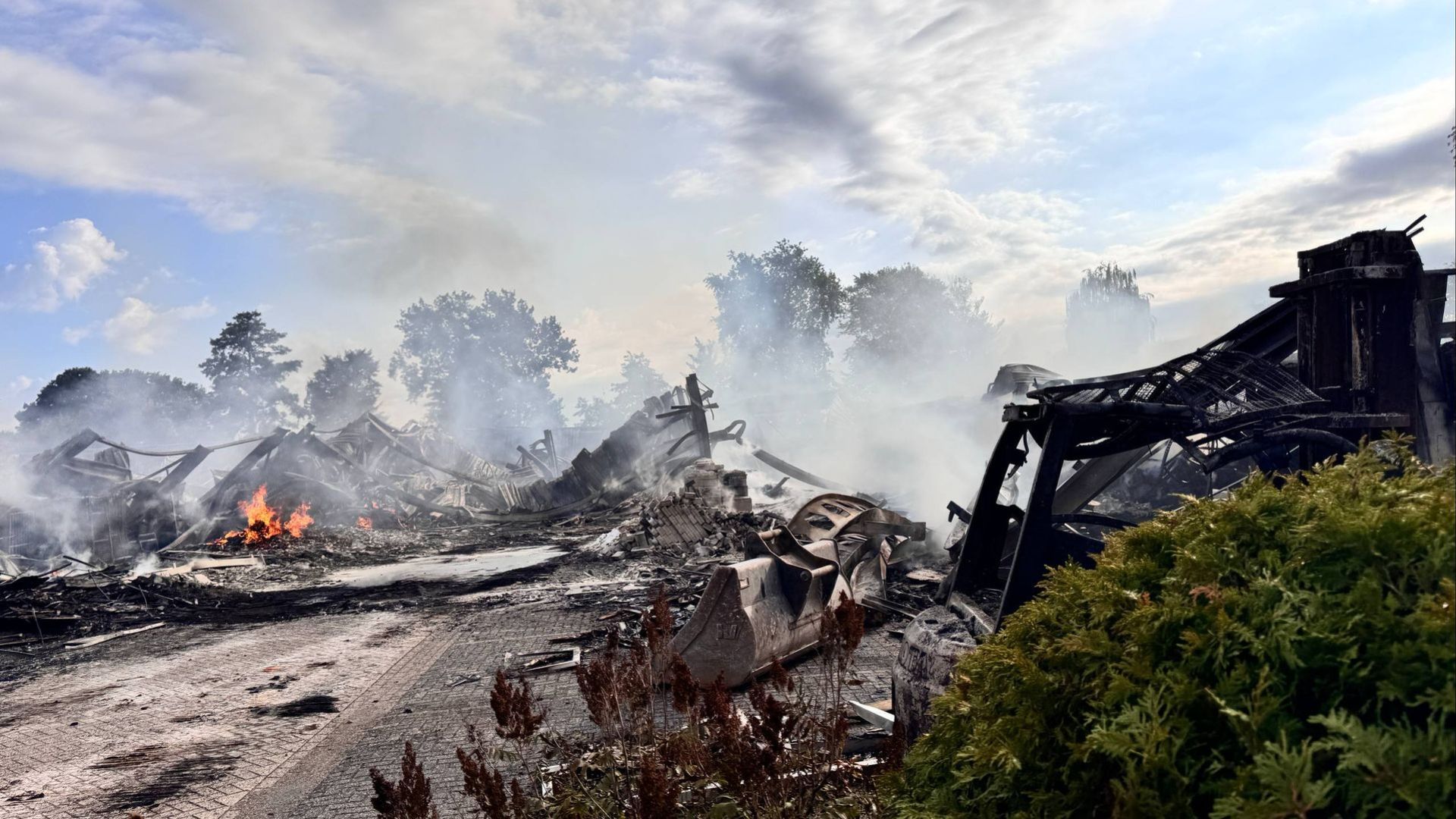 Na de brand is niets meer over van de kringloop in Winterswijk.