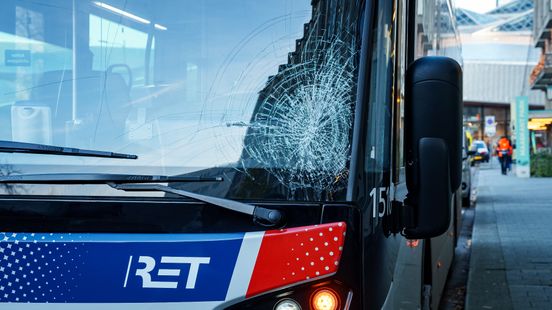 Voetganger gewond na aanrijding met bus. Voetganger gewond na aanrijding met bus.