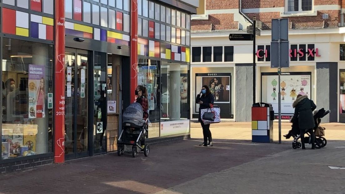 Klanten halen bestellingen af bij een warenhuis in Winterswijk.