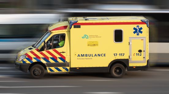 Twee mensen bekneld in bestelbus na botsing. Twee mensen bekneld in bestelbus na botsing.