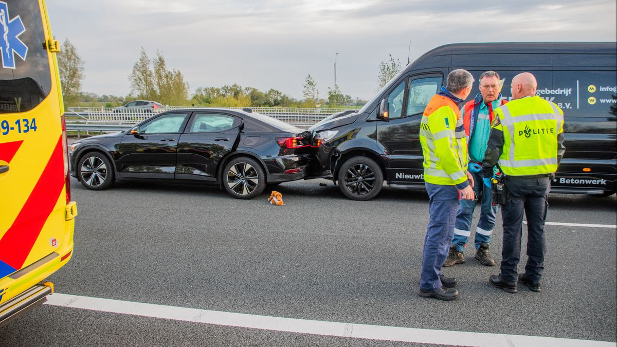 File op A12 bij Woerden door botsing tussen busje en auto
