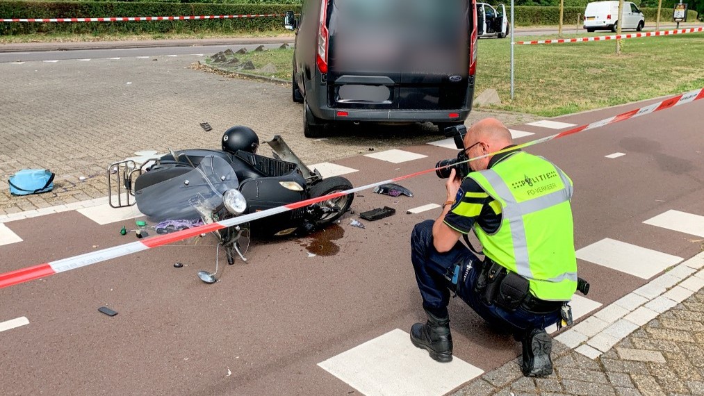 De politie doet onderzoek na het ongeluk.