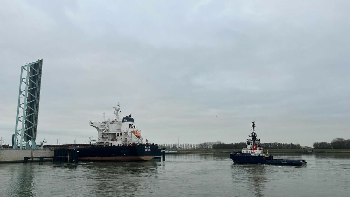 De eerste stap is gezet: 38 meter breed schip vaart over kanaal naar Gent