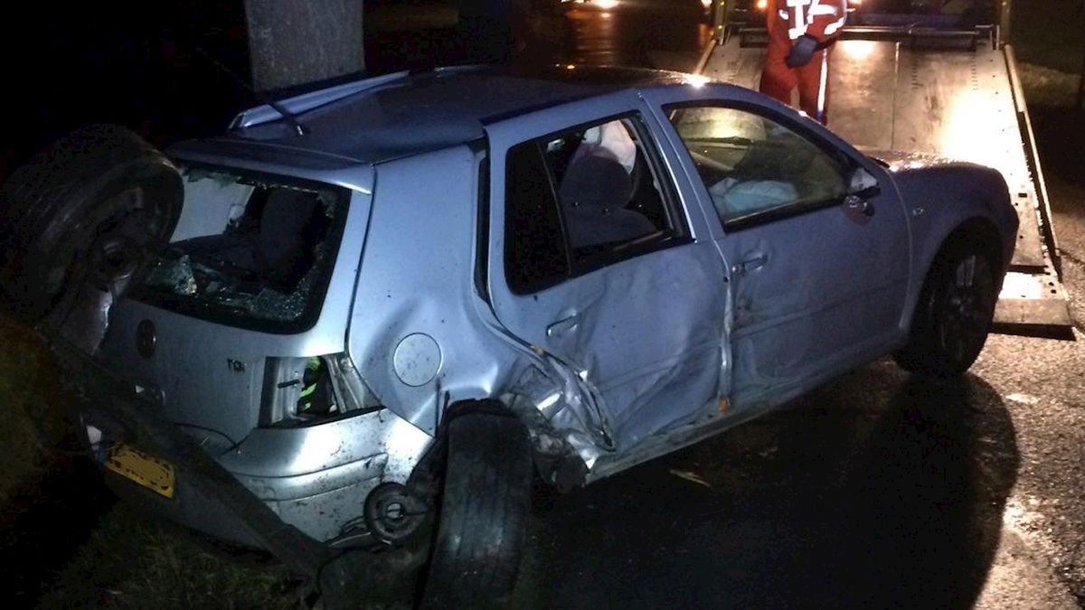 Auto tegen boom bij IJhorst, bestuurder met de schrik vrij