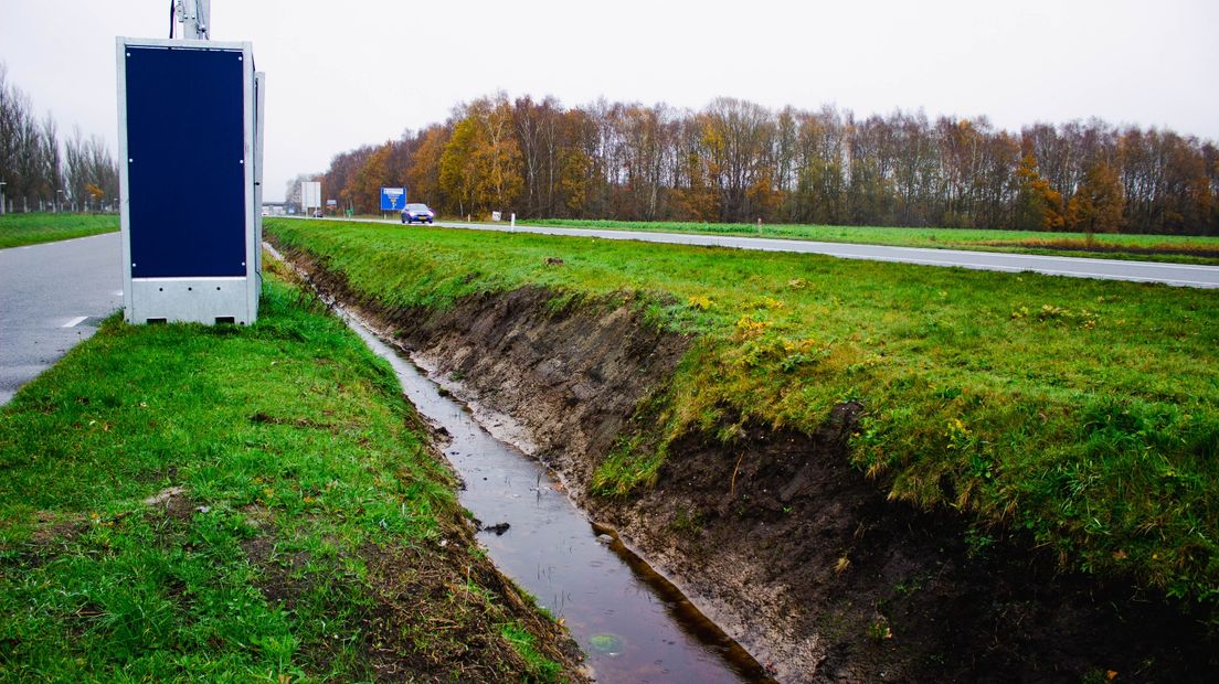 De uitgediepte greppel tussen het aanmeldcentrum en de autoweg