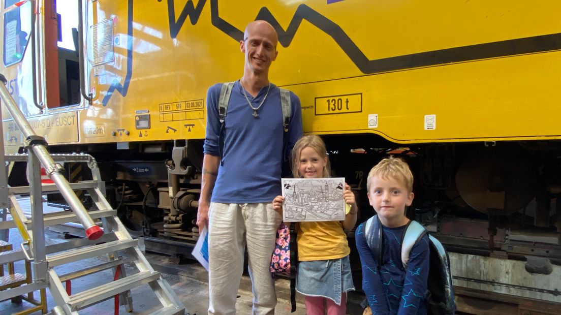 Vader Antoon met zijn kinderen bij een trein van Eurailscout.