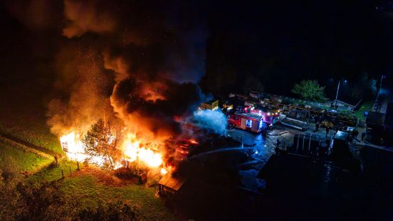 Brandweer rukt groot uit voor explosie bij brand in meerdere schuren