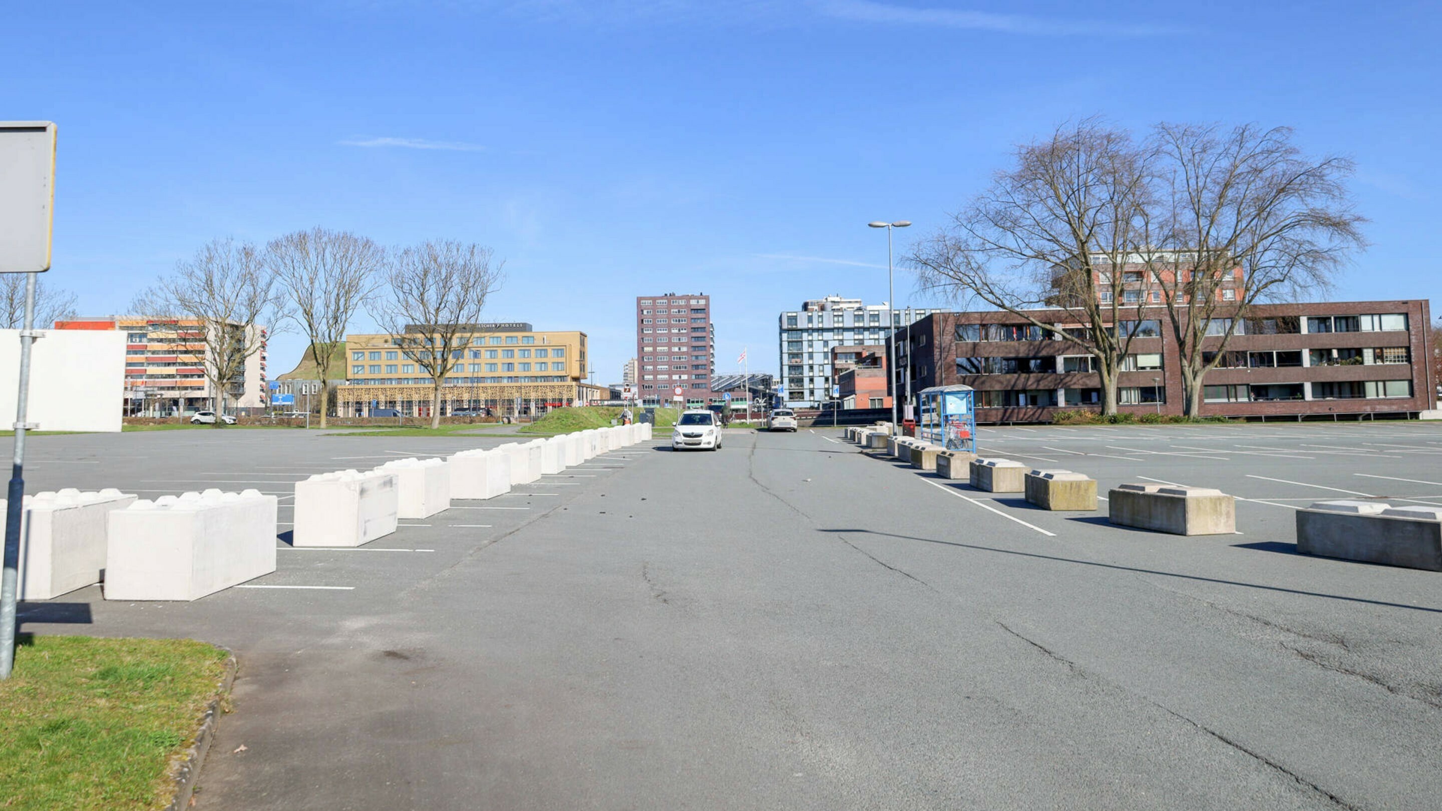 Betonblokken tegen driftende jongeren in Emmen