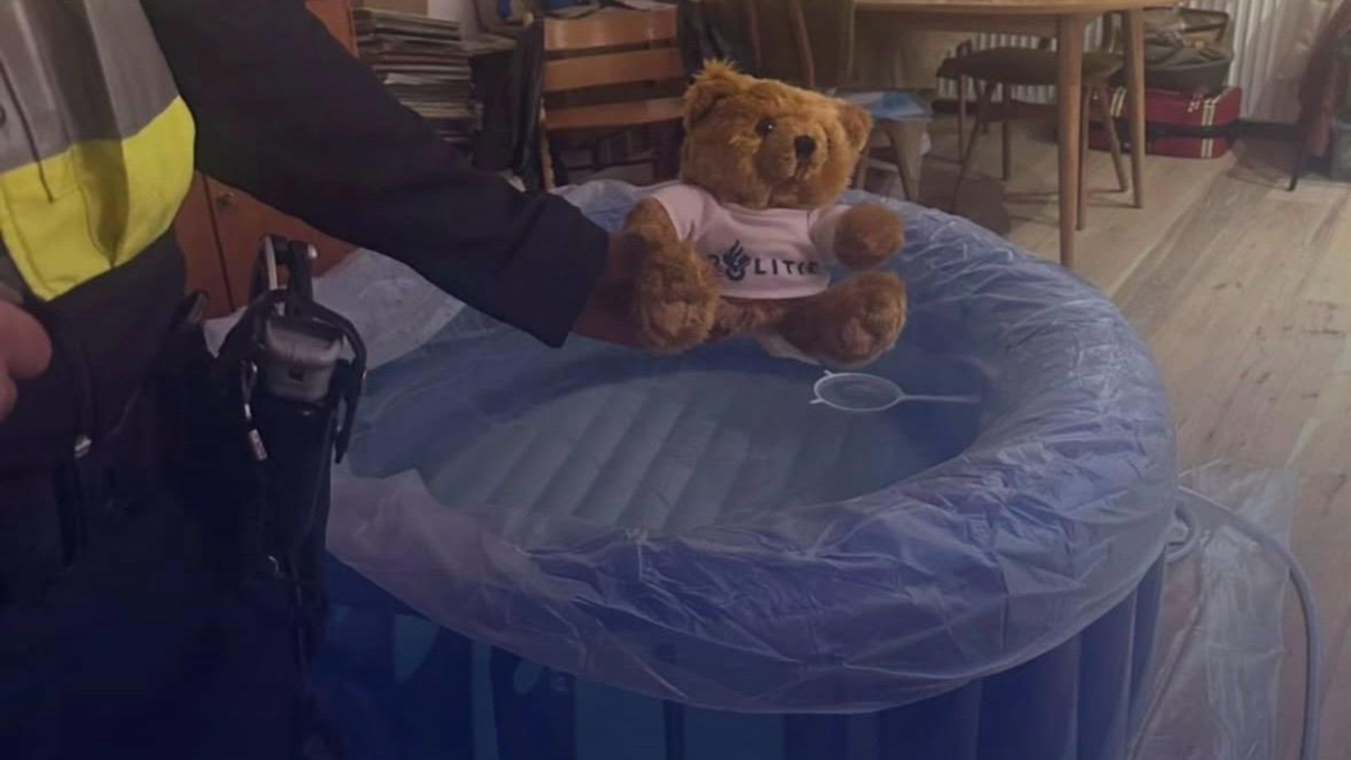 Hulpverleners na reanimatie pasgeboren baby bekogeld met vuurwerk