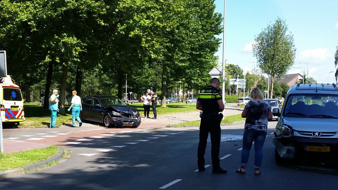 Veel schade na een autobotsing in Hoogeveen (Rechten: Persbureau Meter)