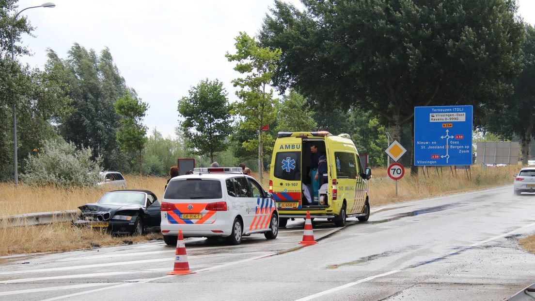 Cabrio rijdt tegen vangrail bij Middelburg