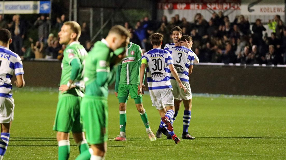 Spakenburg viert feest terwijl FC Dordrecht afdruipt